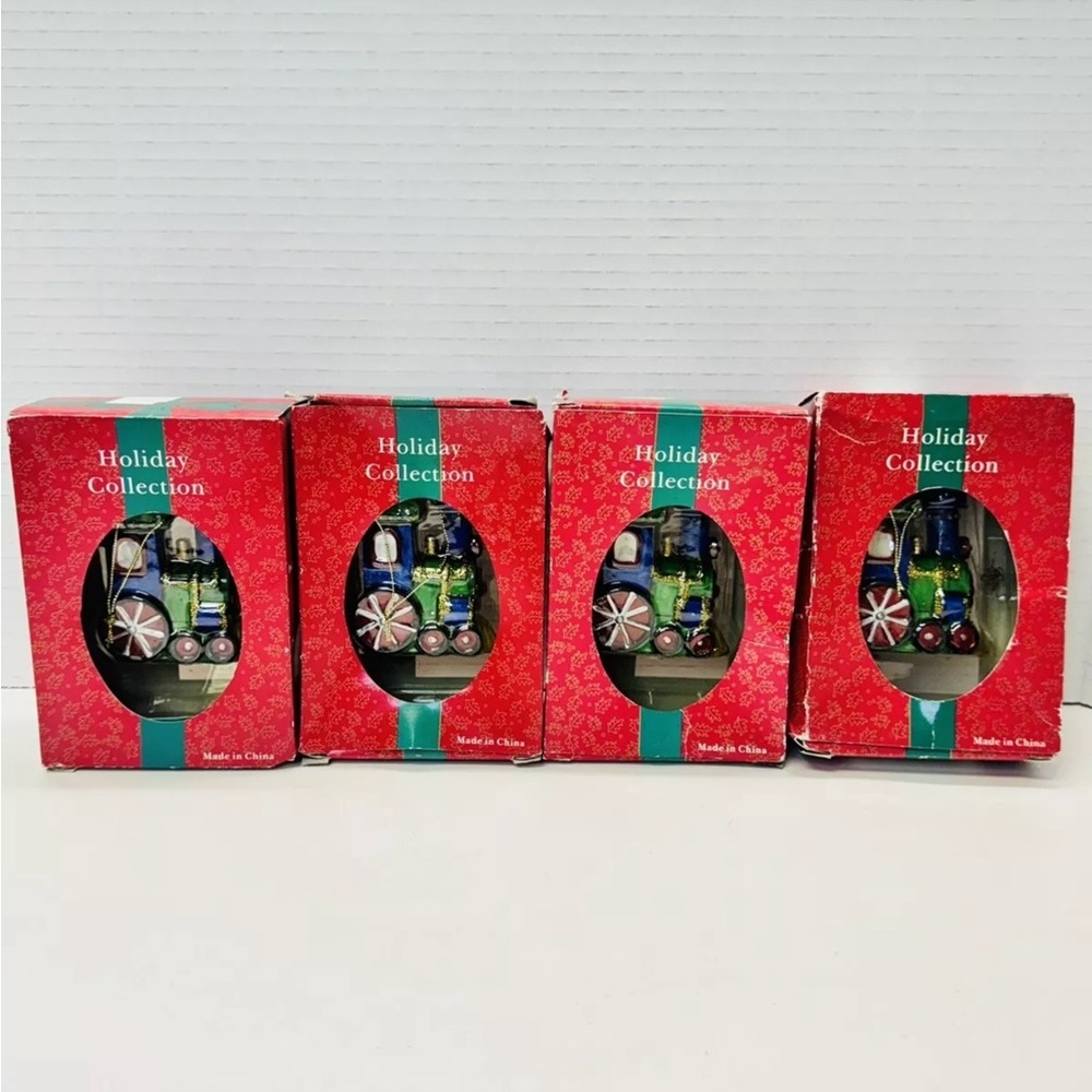 HOLIDAY COLLECTION POLYRESIN TRAIN CHRISTMAS  ORNAMENT. Set 4